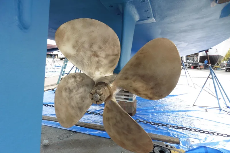 Slide: The Image of Propeller of 1997 Ocean Alexander 426 CLASSICO SEDAN yacht in dry dock. - 113