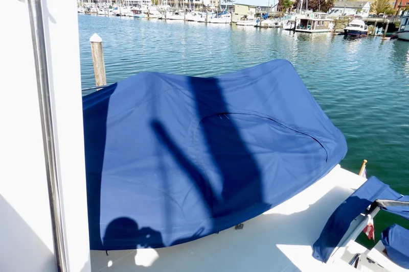 Slide: The Image of Ocean Alexander 426 Classico 1997 yacht with ladder and sliding glass door. - 18