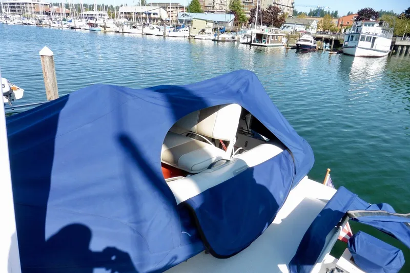Slide: The Image of Control panel of a 2000 Ocean Alexander 423 Classico yacht with Garmin navigation system. - 22