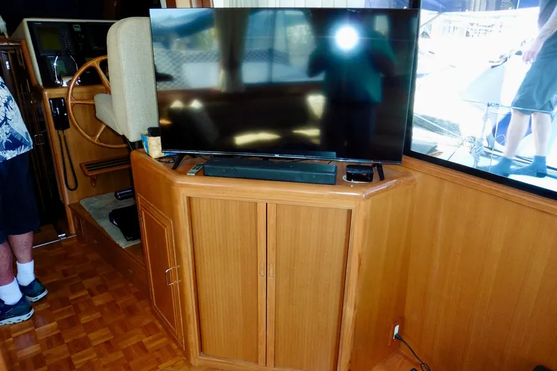 Slide: The Image of Inflatable boat with Honda motor docked near Ocean Alexander 423 Classico, 2000 model. - 30