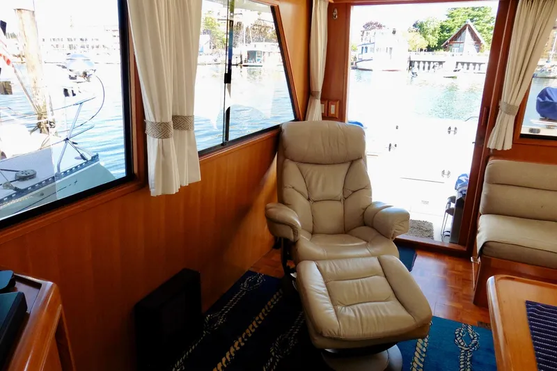 Slide: The Image of Ocean Alexander 423 Classico yacht deck with ladder and sliding glass door, 2000 model. - 33
