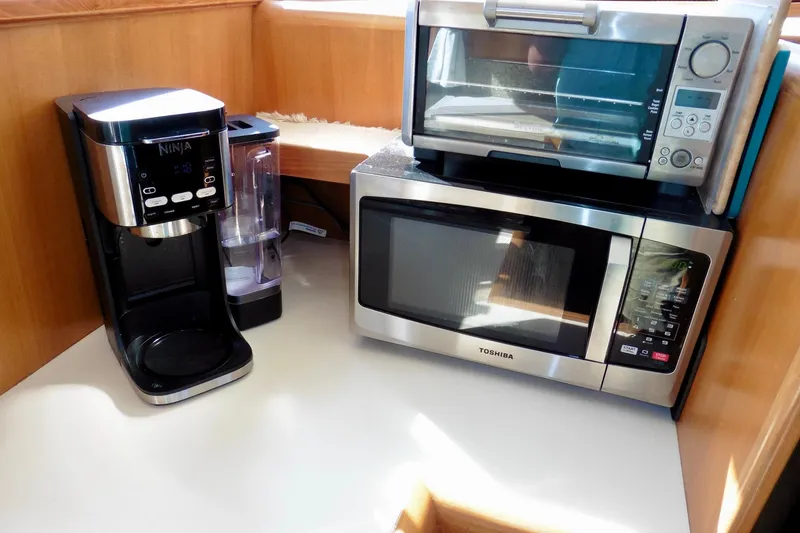 Slide: The Image of Interior of 2000 Ocean Alexander 423 Classico yacht with TV and wooden cabinetry. - 38