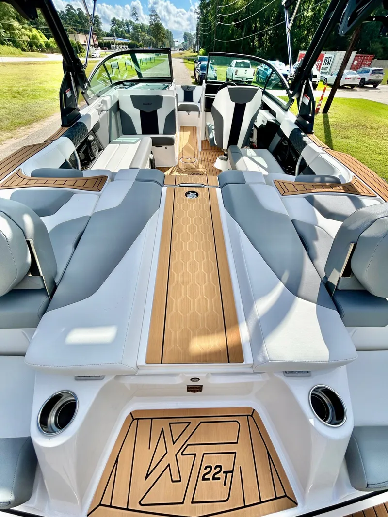 Slide: The Image of MasterCraft XT22 T 2026 - 13