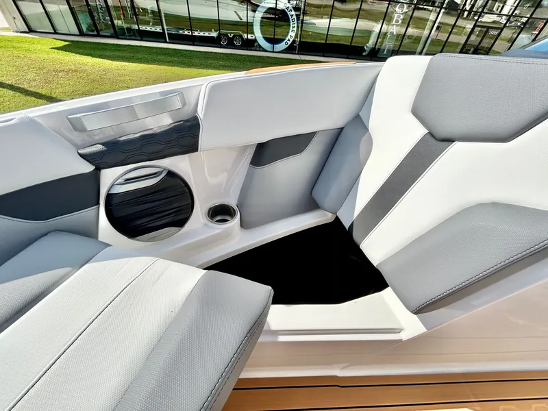 Slide: The Image of MasterCraft XT22 T 2026 - 16