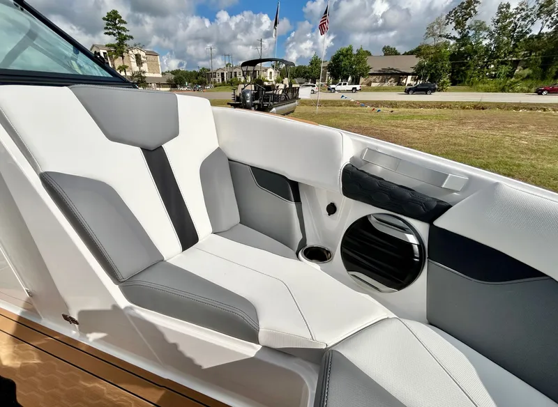 Slide: The Image of MasterCraft XT22 T 2026 - 17