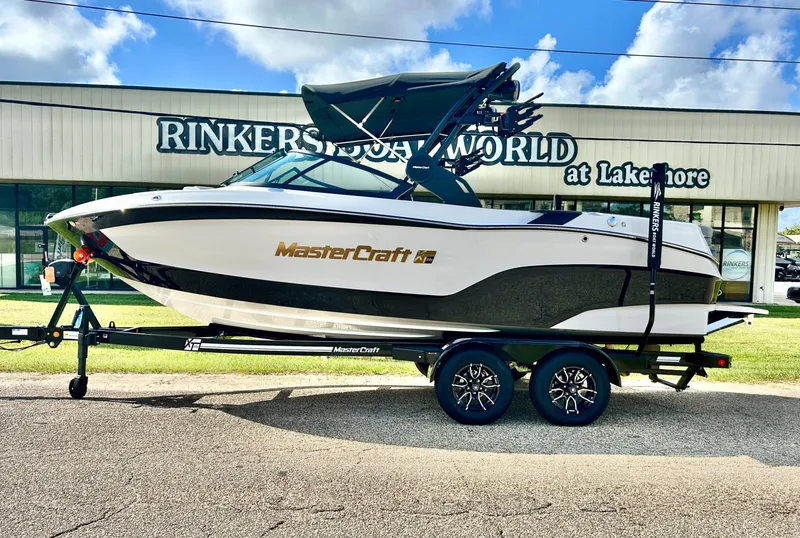 Slide: The Image of MasterCraft XT22 T 2026 - 2