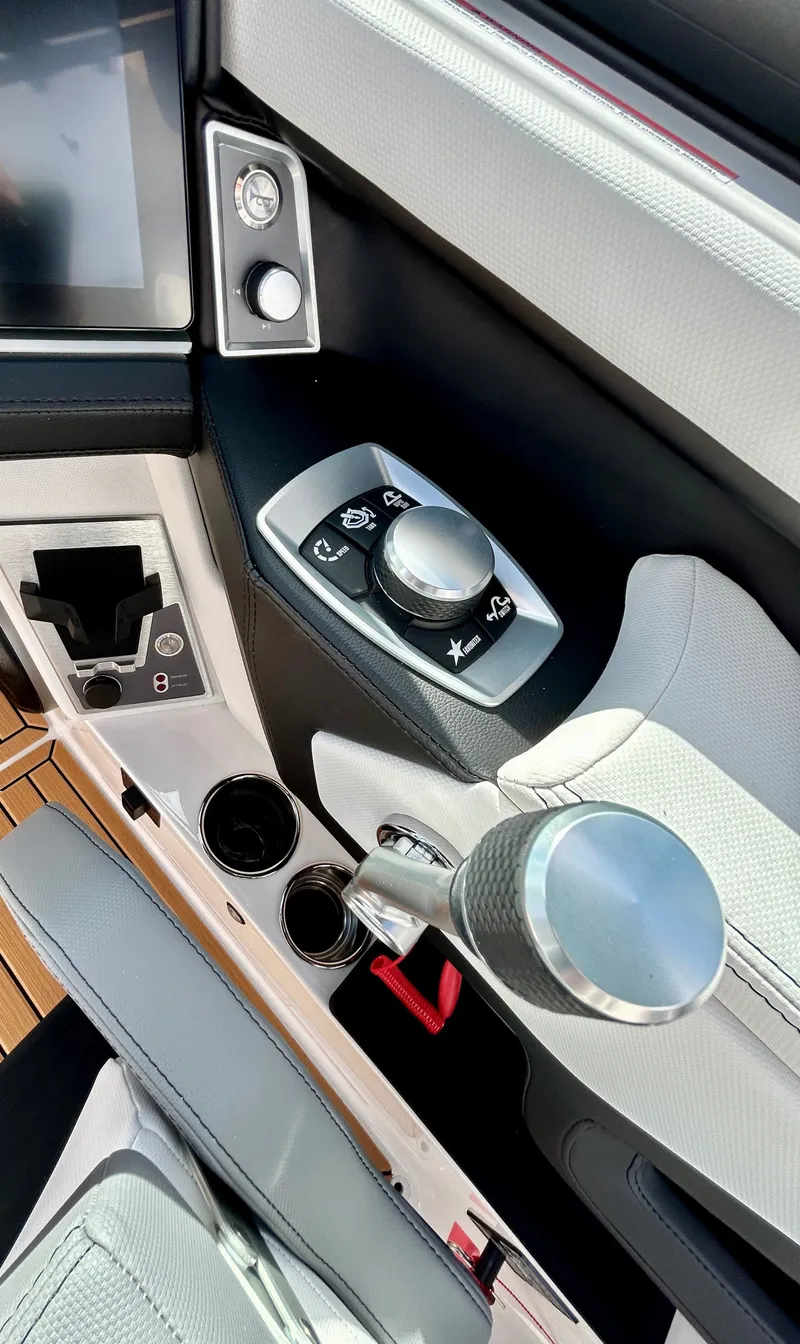 Slide: The Image of MasterCraft XT22 T 2026 - 23