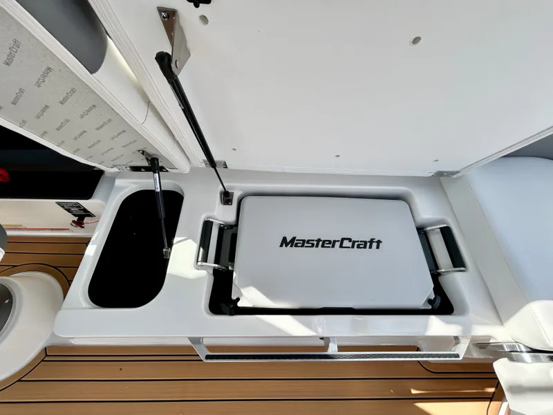 Slide: The Image of MasterCraft XT22 T 2026 - 25