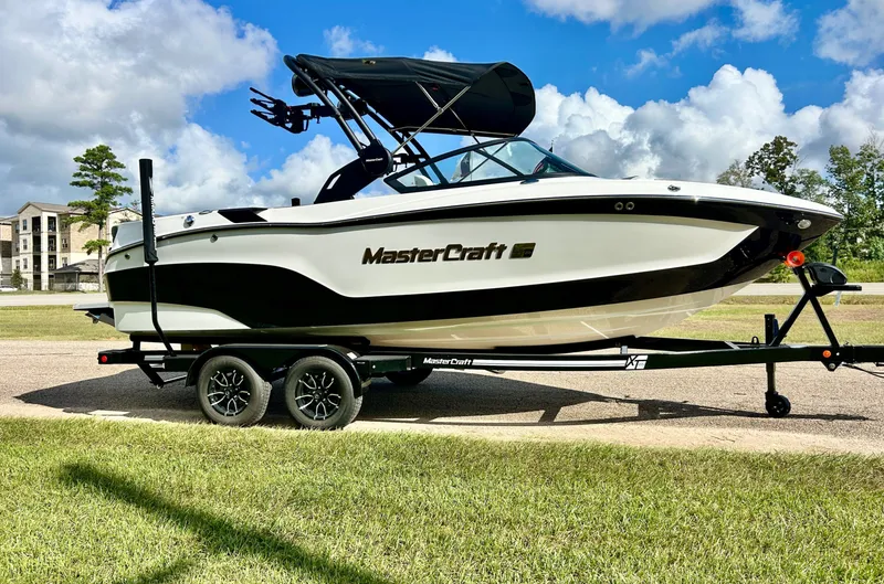 Slide: The Image of MasterCraft XT22 T 2026 - 3