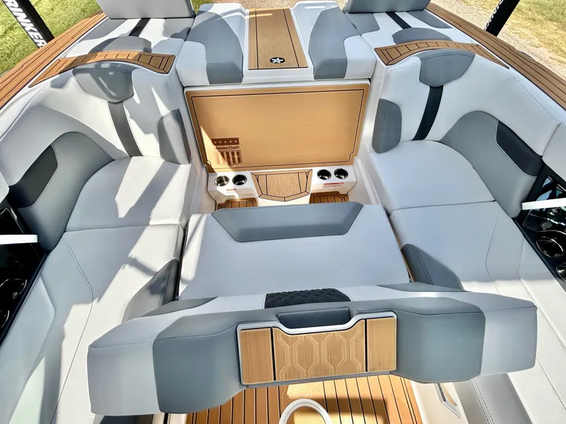 Slide: The Image of MasterCraft XT22 T 2026 - 38