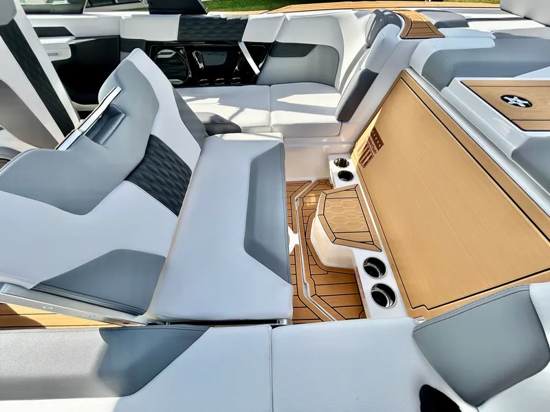 Slide: The Image of MasterCraft XT22 T 2026 - 39