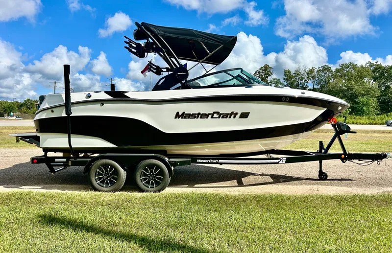Slide: The Image of MasterCraft XT22 T 2026 - 4