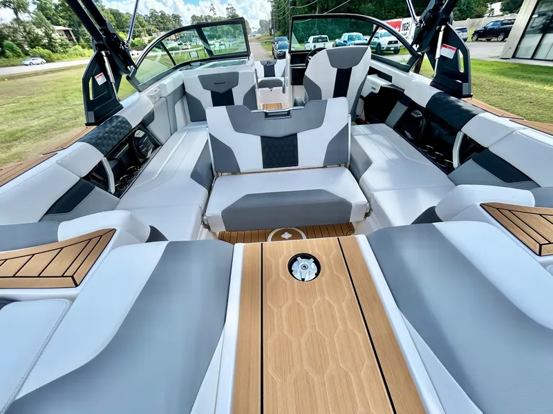 Slide: The Image of MasterCraft XT22 T 2026 - 40