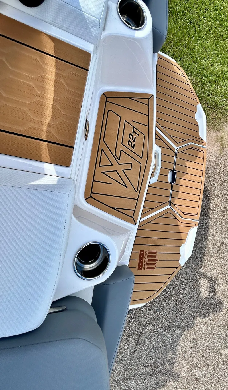 Slide: The Image of MasterCraft XT22 T 2026 - 45