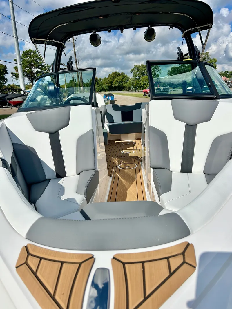 Slide: The Image of MasterCraft XT22 T 2026 - 7