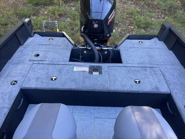 Slide: The Image of Alumacraft Competitor 185X Sport 2026 - 12