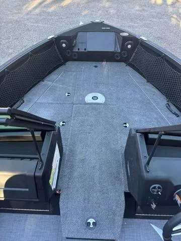 Slide: The Image of Alumacraft Competitor 185X Sport 2026 - 13