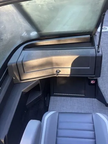 Slide: The Image of Alumacraft Competitor 185X Sport 2026 - 8