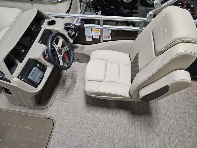 Slide: The Image of Sun Tracker SPORT FISH 22XP3 2025 - 5