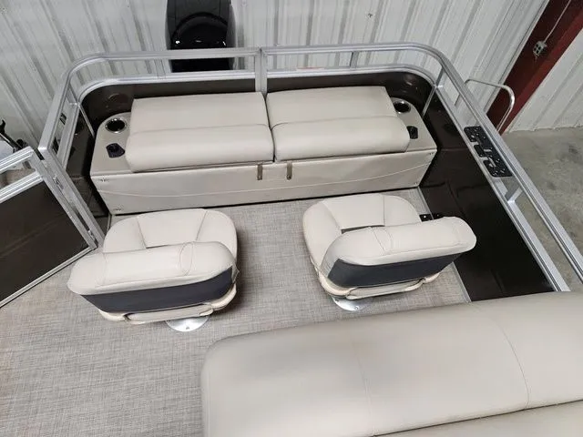 Slide: The Image of Sun Tracker SPORT FISH 22XP3 2025 - 6