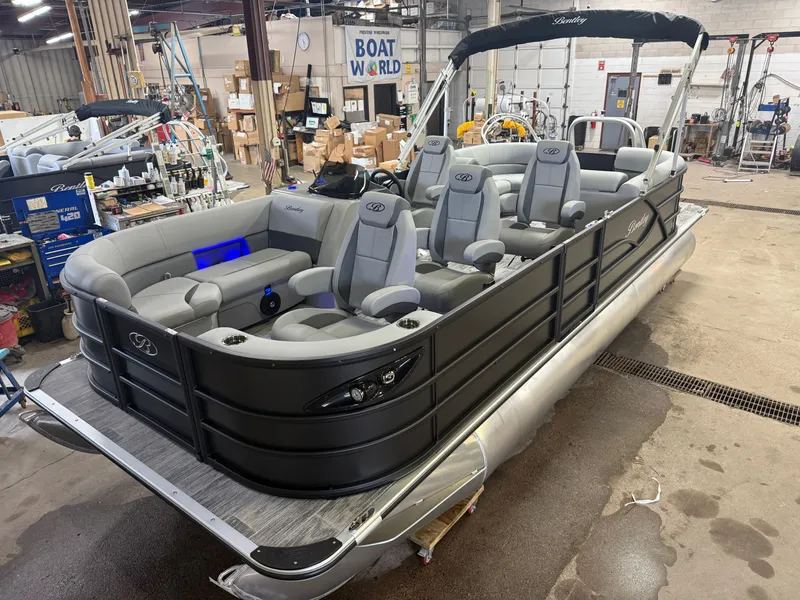 The Image of Bentley Pontoons Legacy 220 Navigator DL Quad Lounge 2026 - 1