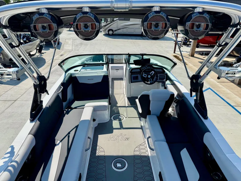 Slide: The Image of MasterCraft NXT24 2021 - 8