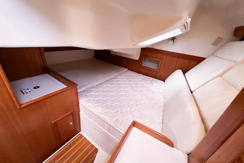 Slide: The Image of Large queen size aft berth - 22