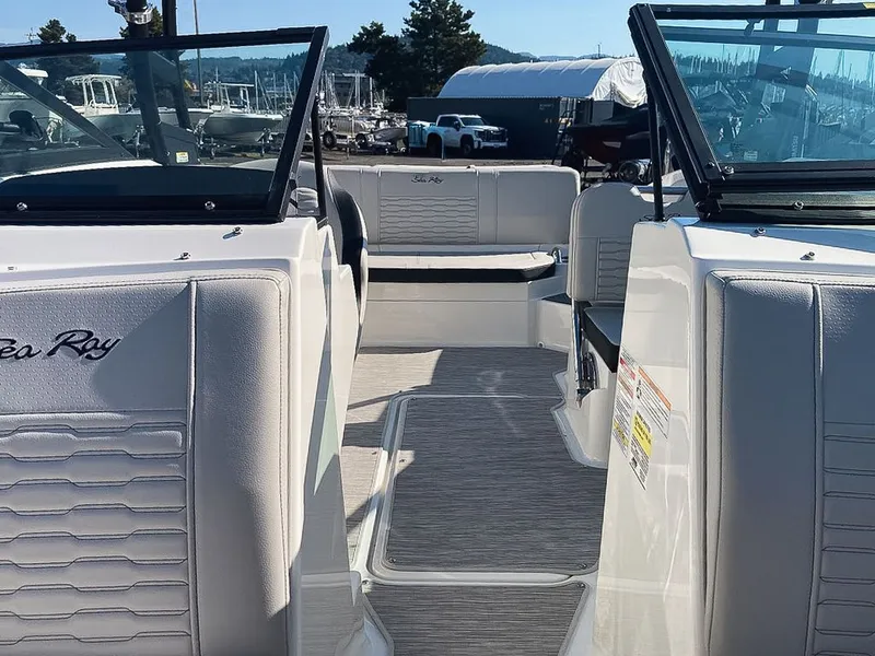 Slide: The Image of Sea Ray SPX 210 2022 - 10