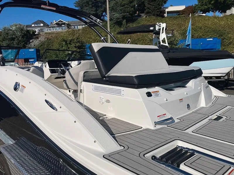 Slide: The Image of Sea Ray SPX 210 2022 - 12