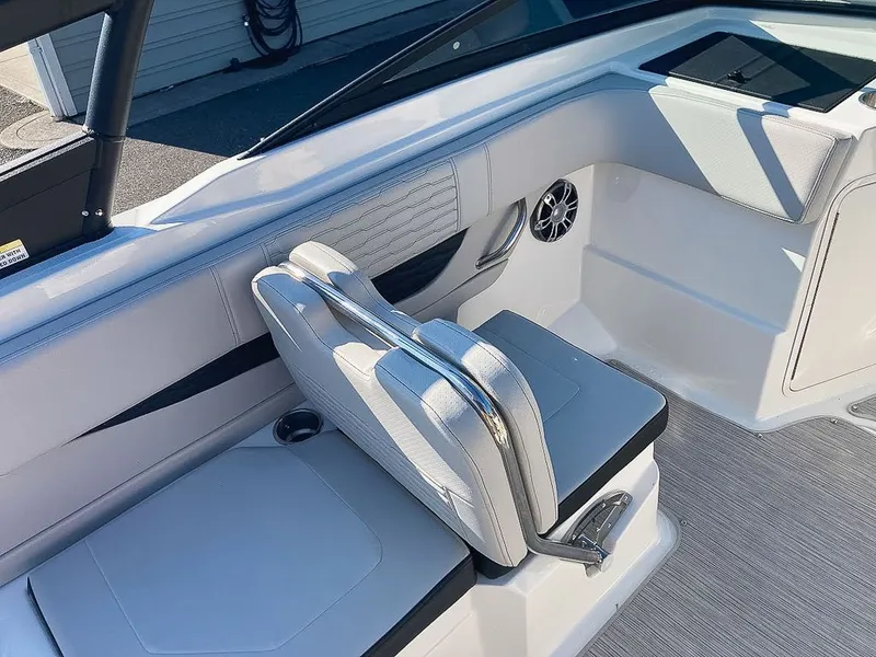 Slide: The Image of Sea Ray SPX 210 2022 - 6