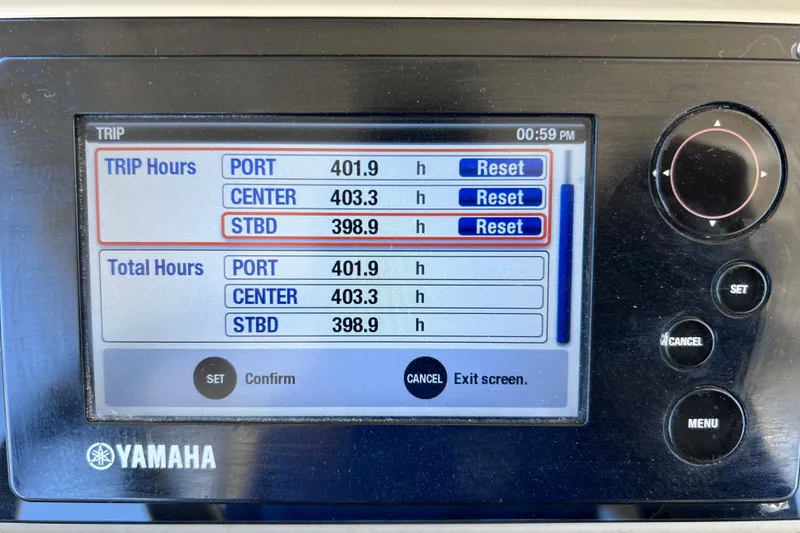 Slide: The Image of Yamaha display showing trip and total hours for Everglades 360LXC 2017 boat. - 56