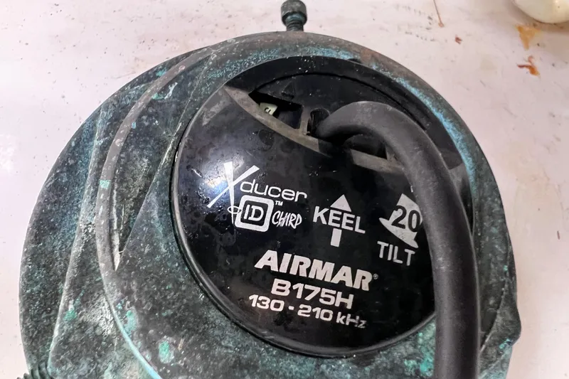 Slide: The Image of Airmar B175H transducer with Xducer ID technology, suitable for Everglades 360LXC 2017 model. - 92