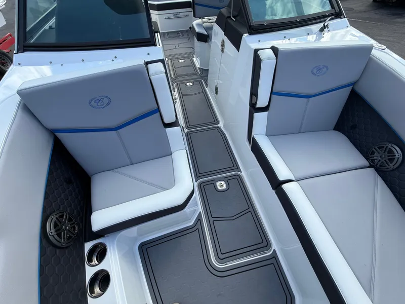 Slide: The Image of Cobalt R8 Surf 2022 - 111