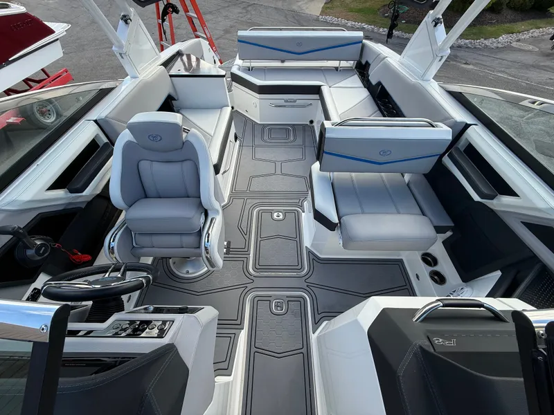 Slide: The Image of Cobalt R8 Surf 2022 - 112