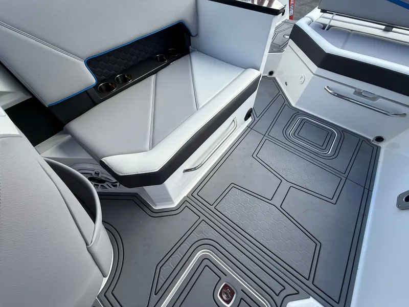 Slide: The Image of Cobalt R8 Surf 2022 - 114