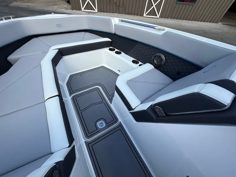 Slide: The Image of Cobalt R8 Surf 2022 - 117