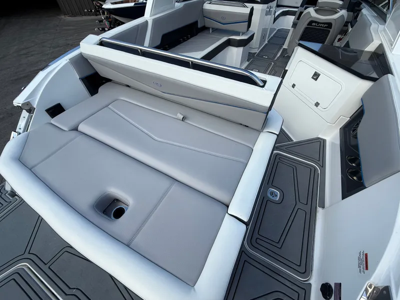 Slide: The Image of Cobalt R8 Surf 2022 - 120