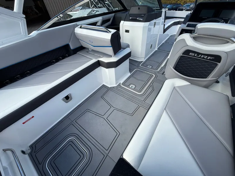 Slide: The Image of Cobalt R8 Surf 2022 - 62