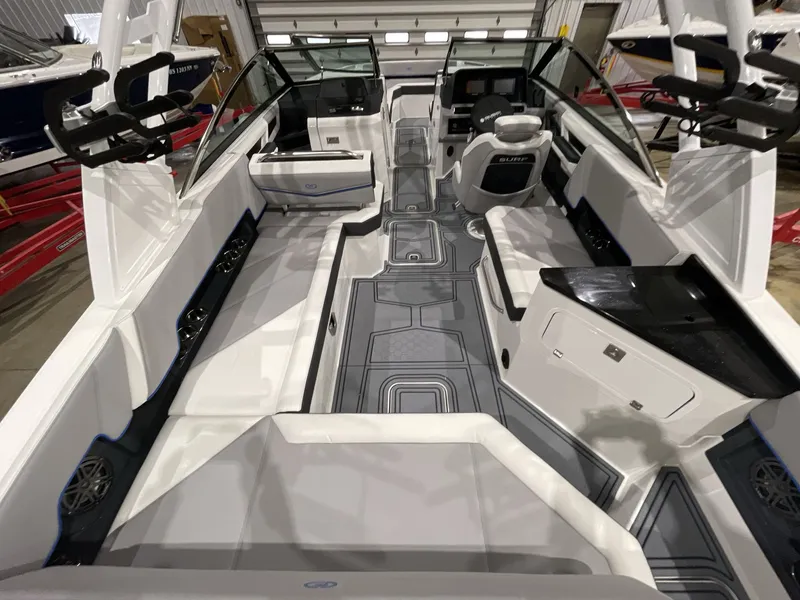 Slide: The Image of Cobalt R8 Surf 2022 - 74