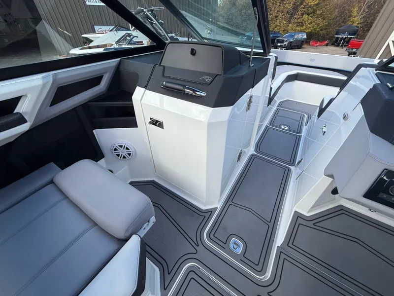 Slide: The Image of Cobalt R8 Surf 2022 - 107