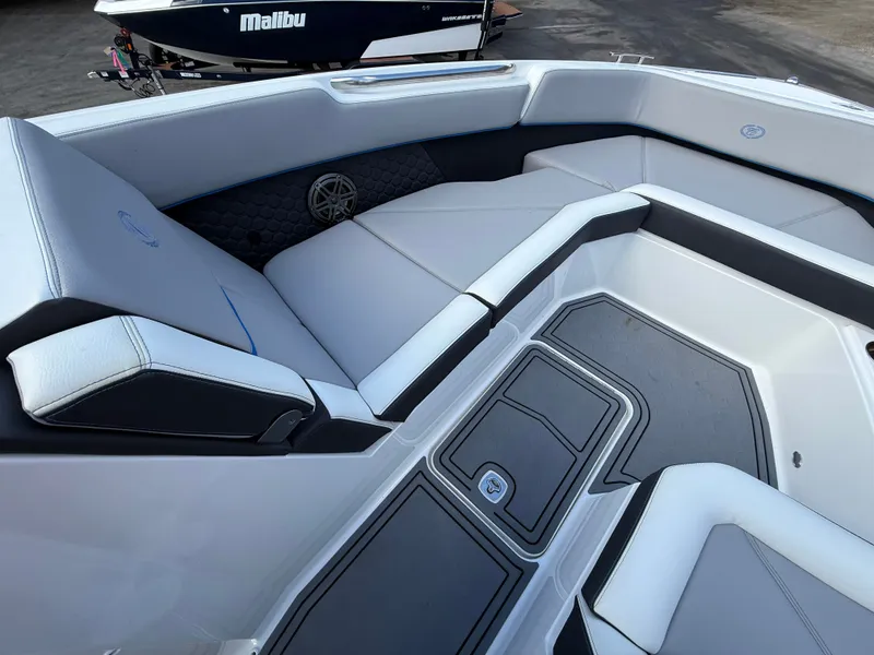 Slide: The Image of Cobalt R8 Surf 2022 - 91