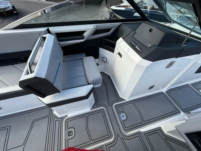 Slide: The Image of Cobalt R8 Surf 2022 - 106