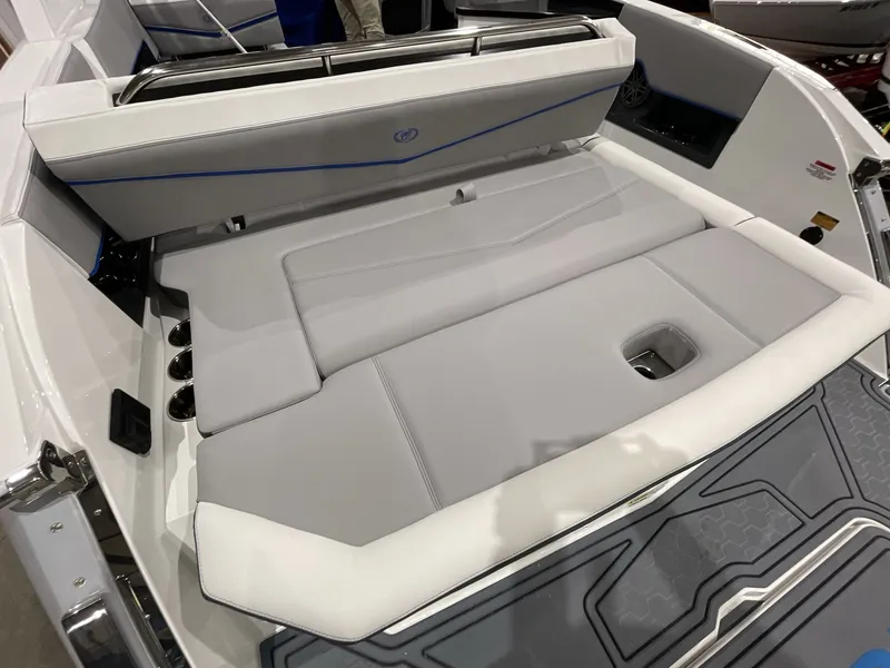 Slide: The Image of Cobalt R8 Surf 2022 - 73