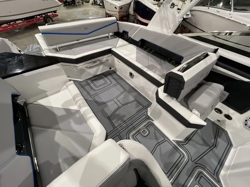 Slide: The Image of Cobalt R8 Surf 2022 - 76