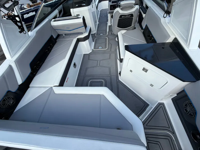 Slide: The Image of Cobalt R8 Surf 2022 - 82