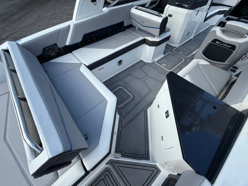 Slide: The Image of Cobalt R8 Surf 2022 - 99