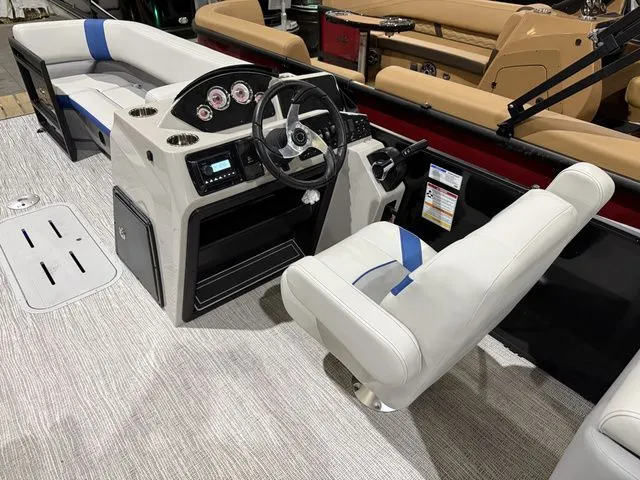 Slide: The Image of SunCatcher Select 324RC W/Yamaha 250 "SHO" No Trailer 2025 - 6