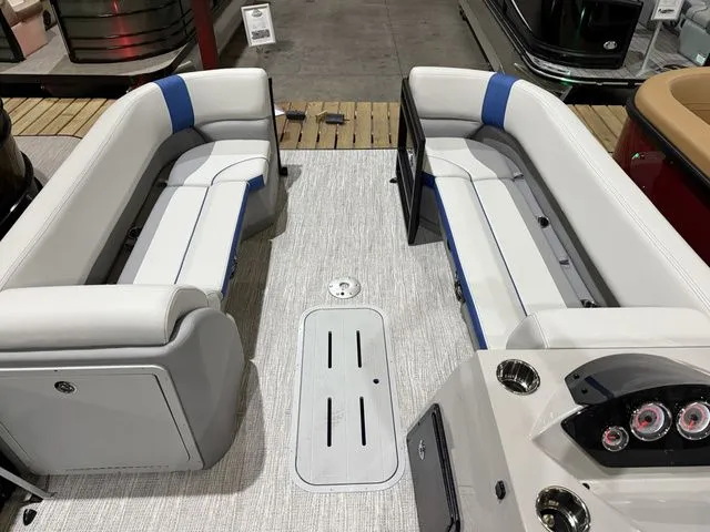 Slide: The Image of SunCatcher Select 324RC W/Yamaha 250 "SHO" No Trailer 2025 - 8