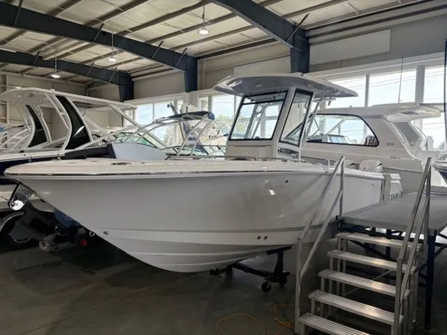The Image of Robalo R250 Center Console 2026 - 1