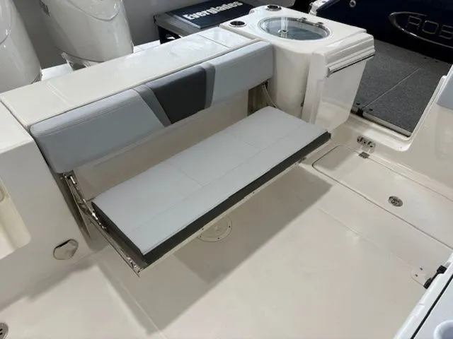Slide: The Image of Robalo R250 Center Console 2026 - 10